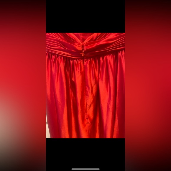 Mac Duggal Formal Gown 
Womens size 6 
NWOT 
Rosette Halter Chiffon Evening Gown - Picture 13 of 13